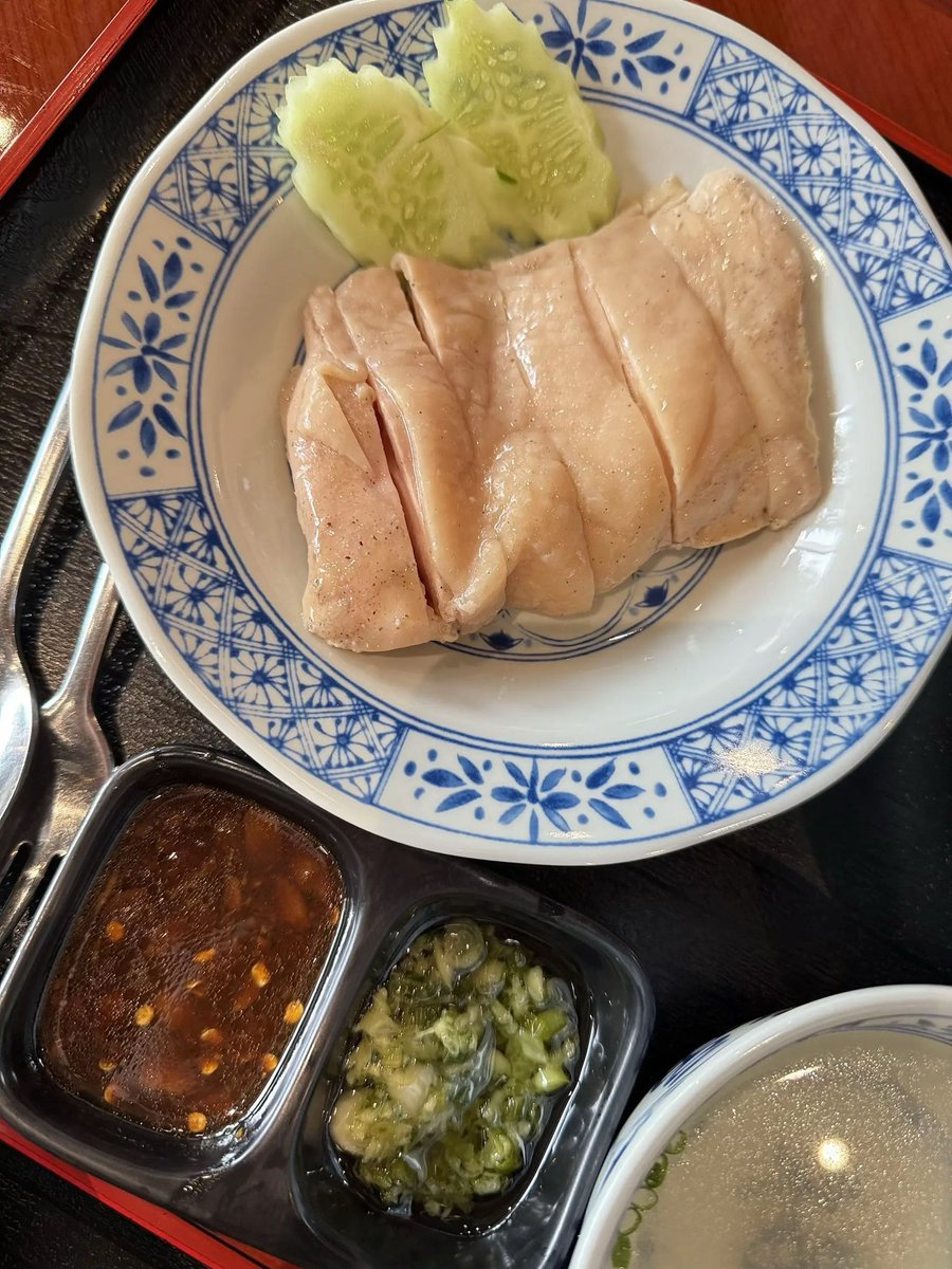 eattimeeatdiary's tweet image. ข้าวมันไก่ : ข้าวมันหอม ไก่นุ่มละลายในปาก น้ำจิ้มเด็ด เสิร์ฟพร้อมน้ำซุปร้อนๆ แค่ 99.- ซาลาเปาไส้ไหล แป้งนุ่ม ไส้หอมหวานกำลังดี 😋 พบได้ที่ Man Hin by Chef Man ชั้น G โรงแรม Grand Centre Point #ข้าวมันไก่ #ManHin #ChefMan #ของอร่อยต้องบอกต่อ #ร้านข้าวมันไก่