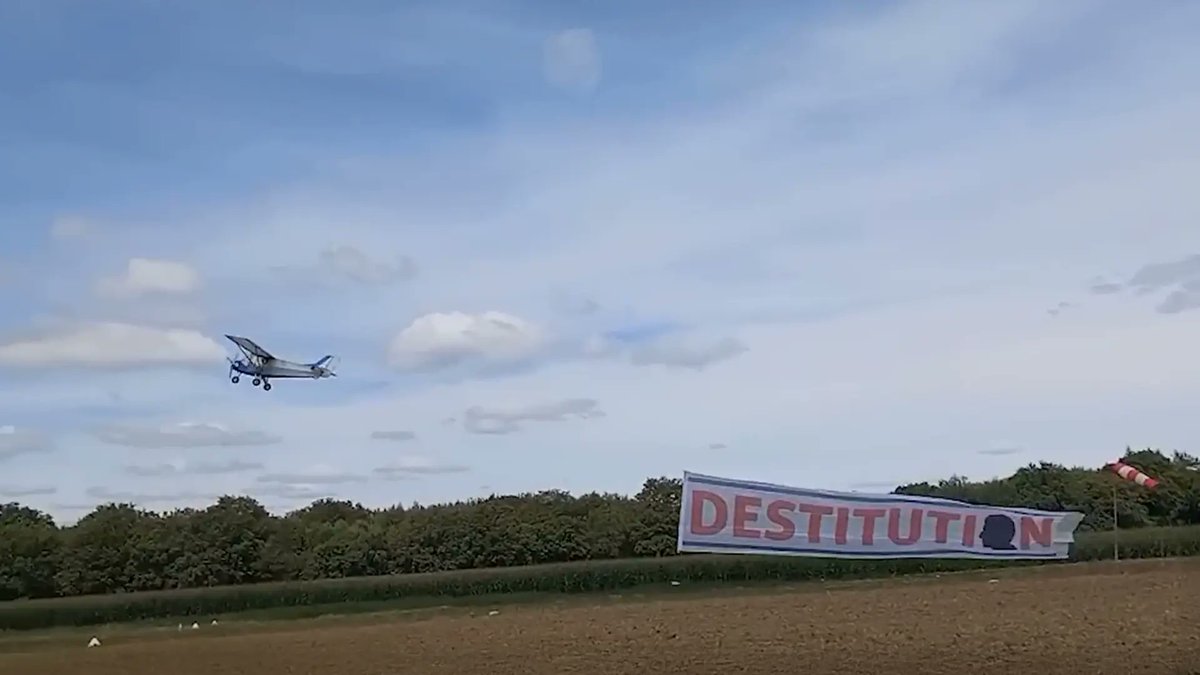 ✈️L’État déploie un Rafale pour traquer une banderole : Macron en guerre contre l'ULM de David van Hemelryck (<a href="/David_vanH/">David van Hemelryck 🕊#D</a>) 
lemediaen442.fr/letat-deploie-… 

Rafale, hélicoptères, gendarmes… Piloter un ULM avec une banderole Destitution ? Apparemment, c’est un crime de haute trahison.