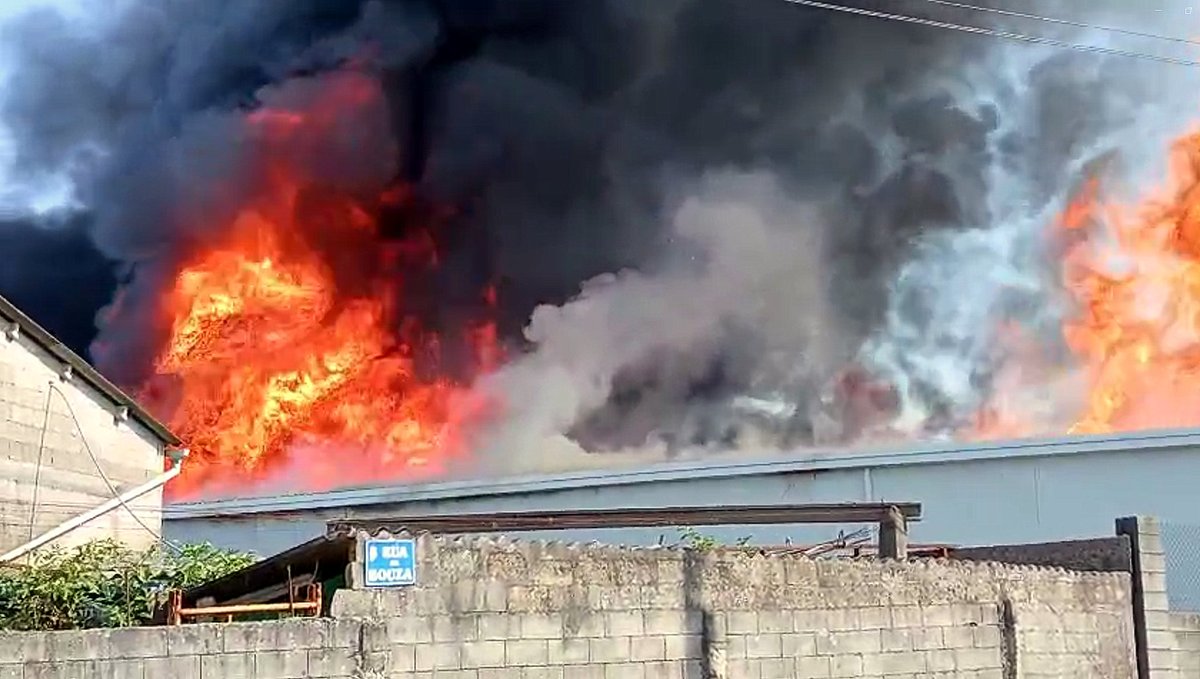 🔴SUCESOS | Arde unha nave de produtos fitosanitarios na entrada a Vilagarcía 
pontevedraviva.com/es/general/ard…