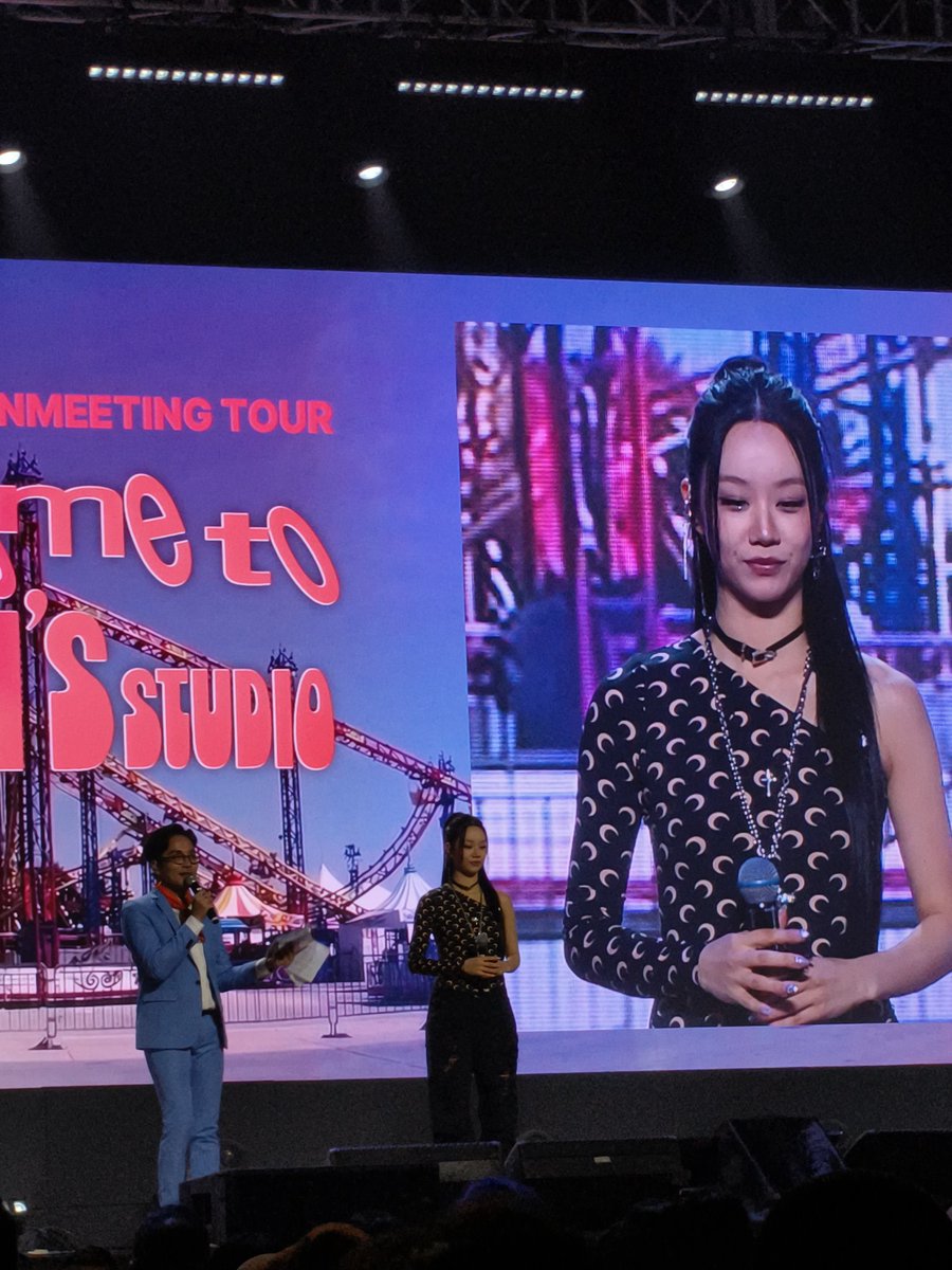kpopers_family's tweet photo. Hyeri nyapa kita pakai bahasa Indonesia yang bagus banget! 😝

"Mana suaranya?" 
"Lebih keras~"

#HYERI_in_JAKARTA 
#이혜리 #HYERI  #혜리 
#HYERIFANMEETING 
#HYERIFANMEETINGINJAKARTA 
#LUPPYVERSE https://t.co/BcBoFiHiY1