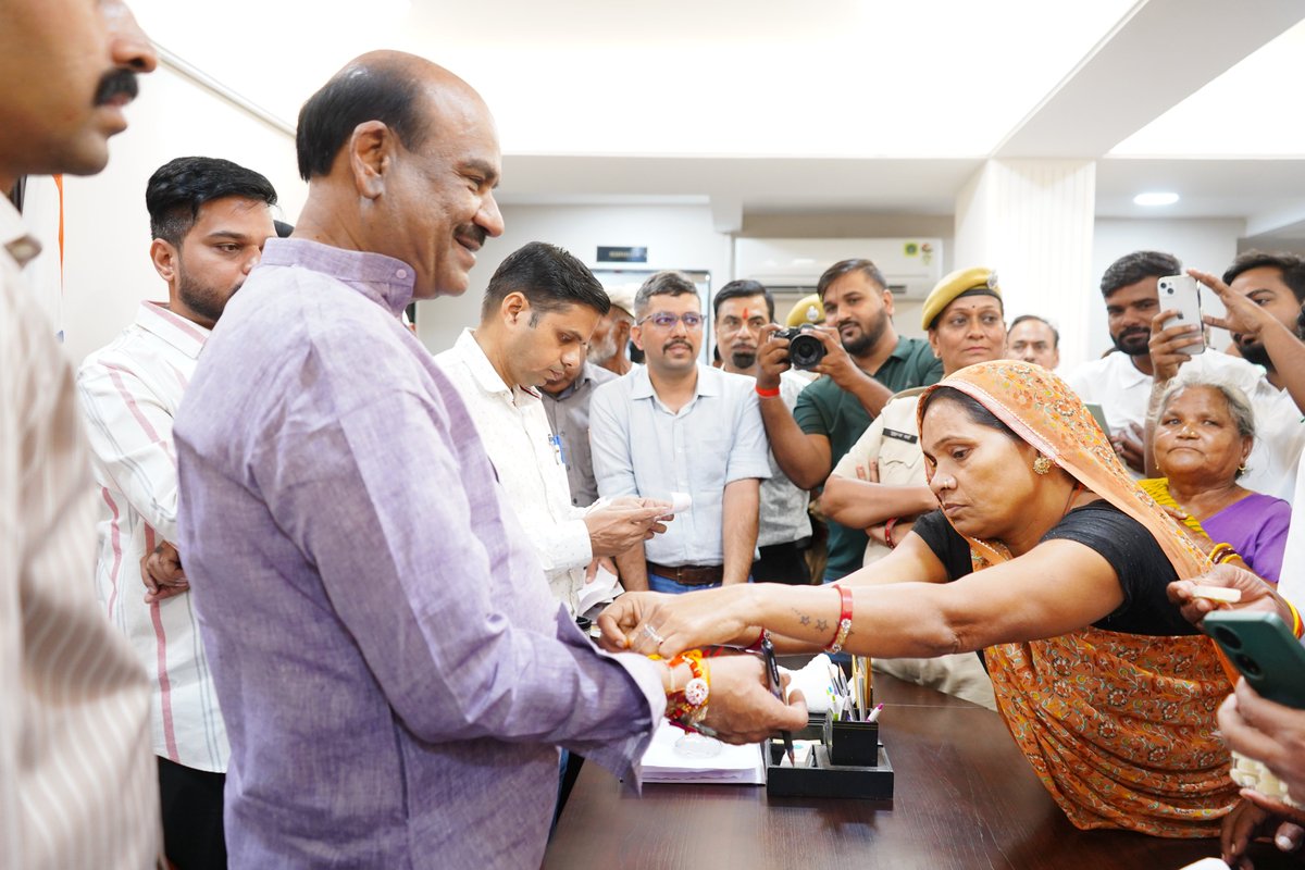 ombirlakota's tweet photo. संसदीय क्षेत्र कोटा-बूंदी की बहनों के साथ रक्षाबंधन का पावन पर्व मनाया। बहन वीरांगना मधुबाला जी ने भी रक्षा-सूत्र बांधा। कलाई पर बंधी यह राखी हमें स्मरण कराती है कि बहनों की मुस्कान और उनका भविष्य सुरक्षित रखना हमारा सबसे बड़ा कर्तव्य है। मेरी कामना है कि ये बहनें सदा प्रसन्न रहें। उनके हर सुख-दुख में सहभागी बनना और उन्हें हर परिस्थिति में संबल देना मेरा दायित्व है।

#RakshaBandan
