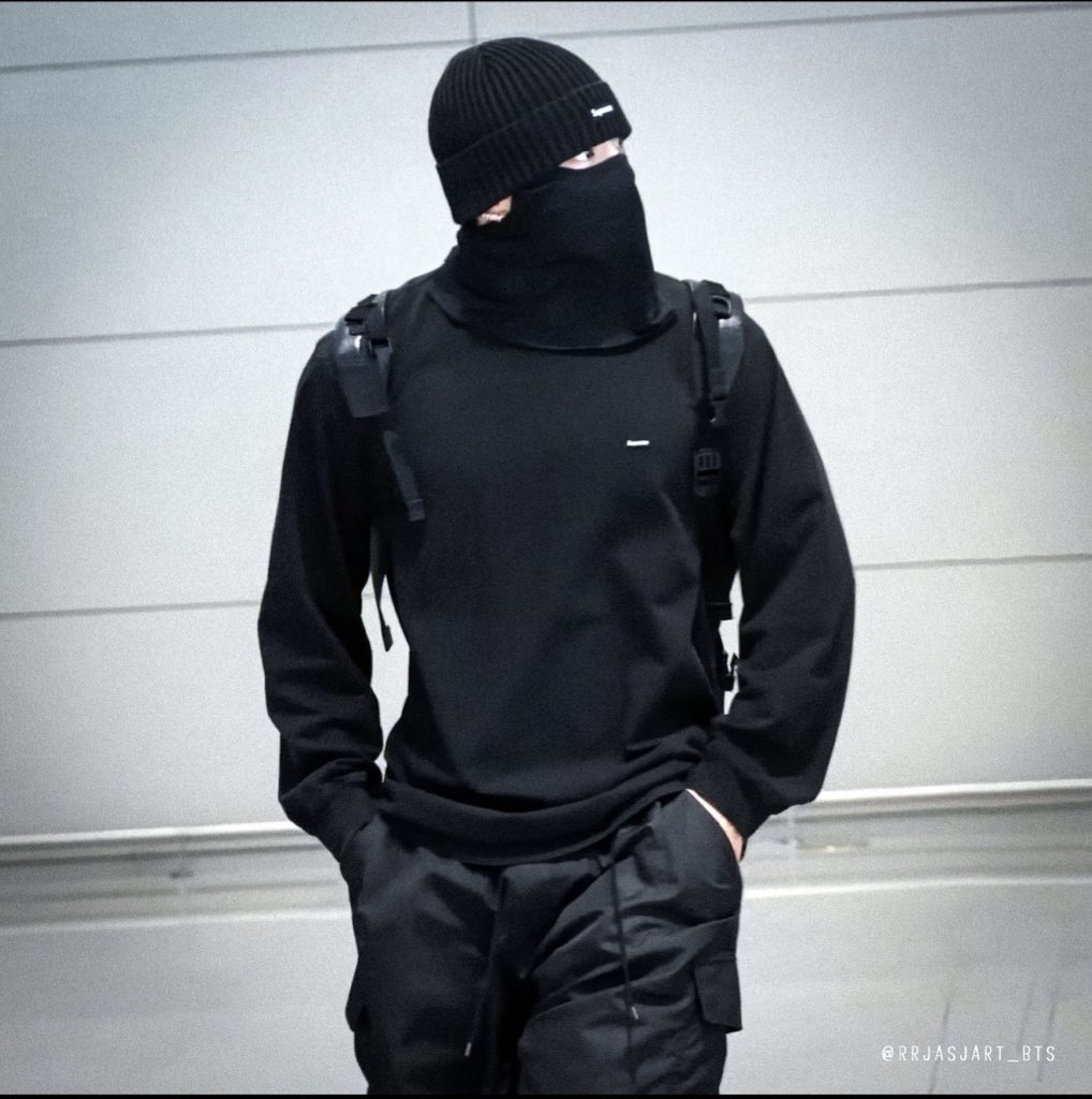 특수부대에서 에이스로 유명한 정굯...제일 잘 나갈때 갑자기 그만두고 어디갔나했더니  갑자기 어디선가 나타난 연하여친 챙기러 갔단다...결혼할거래