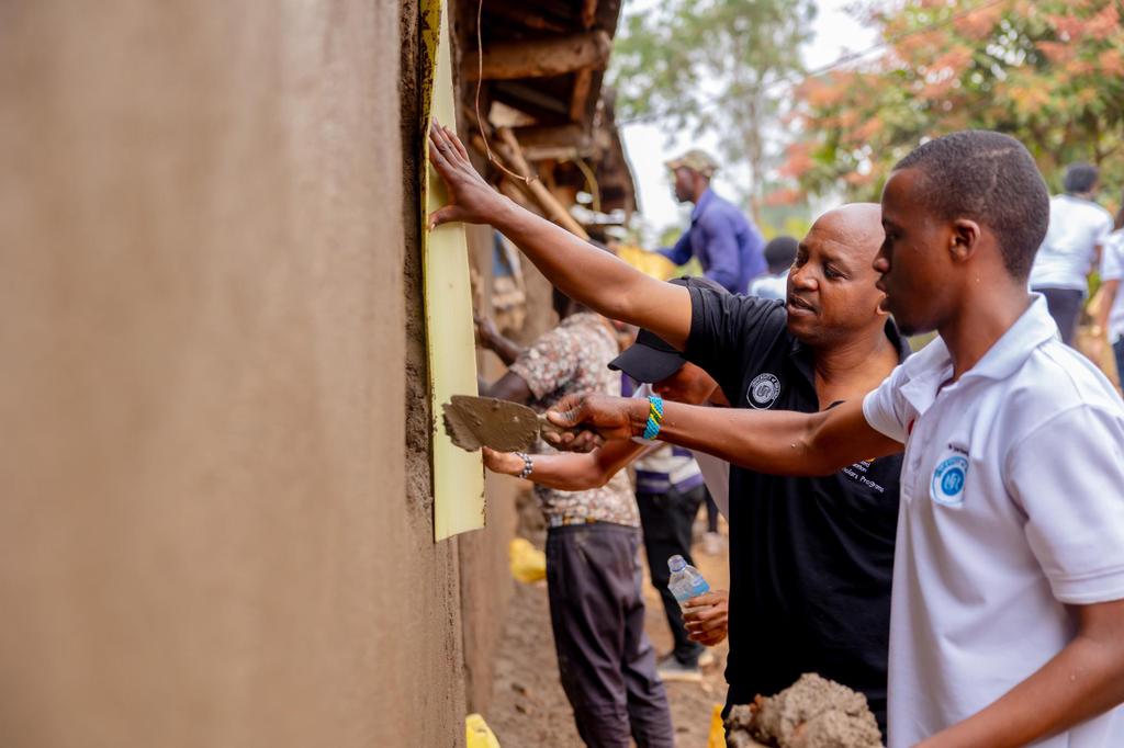 MCFScholarsUR's tweet photo. As we near the end of the week-long #SummerCamp2025, Mastercard Foundation Scholars at the @Uni_Rwanda joined residents of Ruhashya Sector, @HuyeDistrict, to renovate 12 houses for families in need, a powerful act of community impact as service-oriented young leaders. https://t.co/DbnN47KcaE