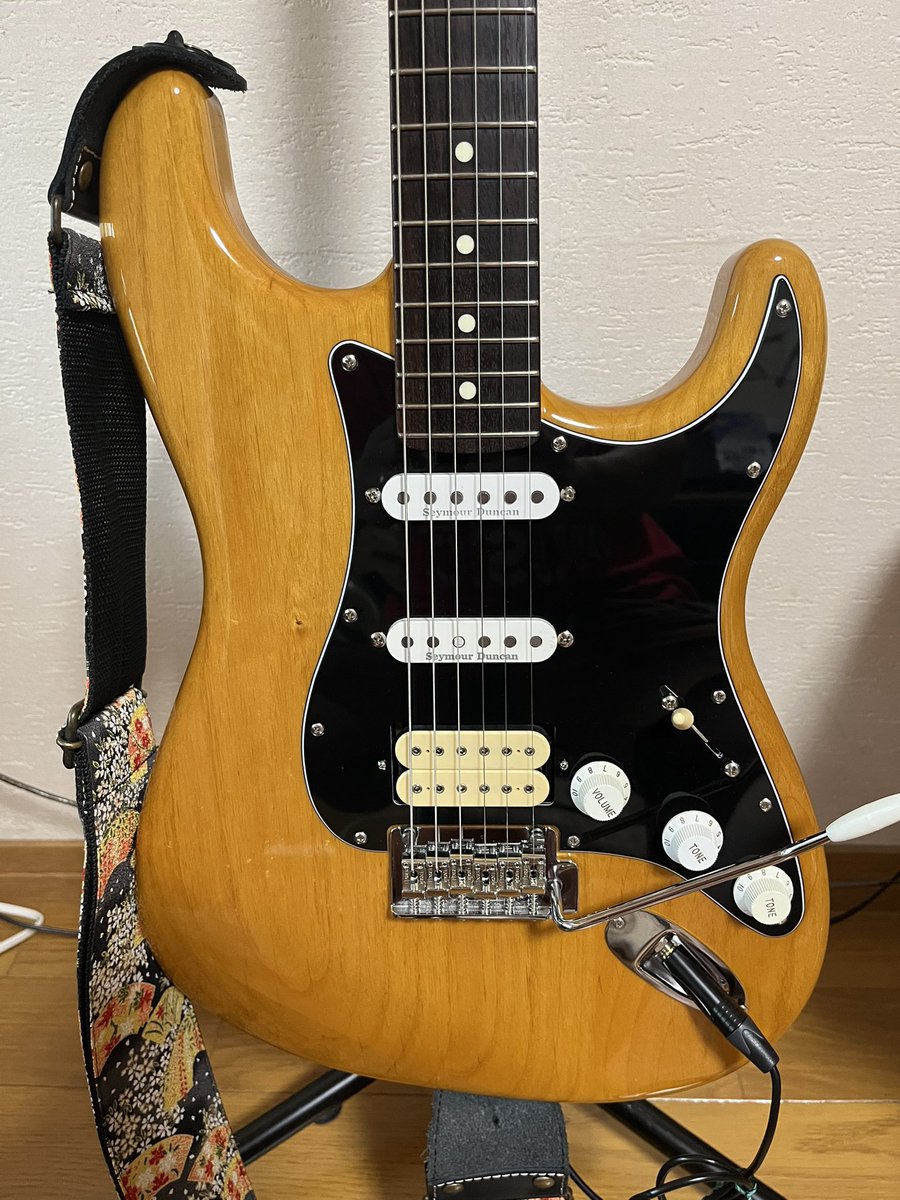 takborngt's tweet photo. ついに完成、俺モデル。フロントstk-s6・センターstk-s7・リアsuper distortion。センタートーンにセンターとリアのタップスイッチ、フロントトーンにスタックハムの単独タップスイッチ。ピックガードを艶あり3プライに。 https://t.co/OO4fArjhMJ