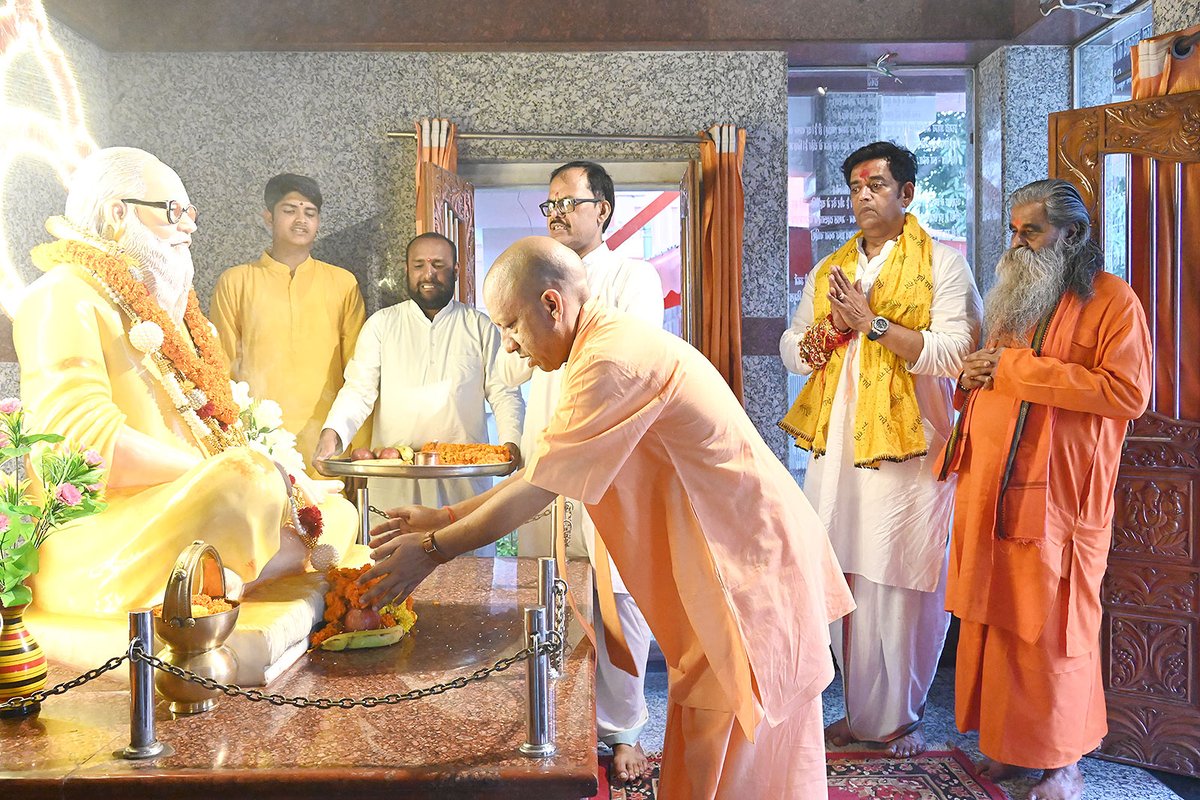 गोरक्षपीठाधीश्वर, महंत श्री <a href="/myogiadityanath/">Yogi Adityanath</a> जी महाराज ने आज श्री गोरखनाथ मंदिर में शिवावतारी महायोगी गुरु श्री गोरखनाथ जी के दर्शन-पूजन कर सभी के कल्याण की प्रार्थना की।

महाराज जी ने अपने पूज्य गुरुदेव राष्ट्रसंत ब्रह्मलीन महंत अवेद्यनाथ जी महाराज के समाधि स्थल पर पुष्पांजलि भी