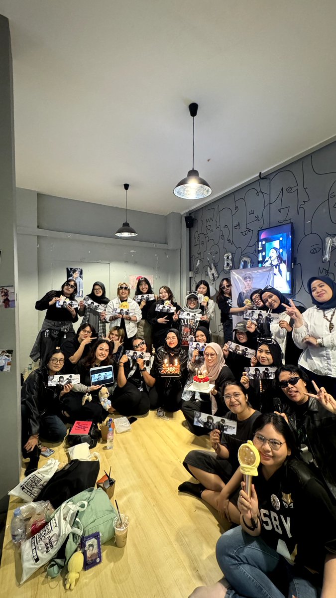 ensemble_idn's tweet photo. Terima kasih kepada Atiny yang sudah merayakan ulang tahun Song Mingi bersama!

Semoga tahun depan kita bisa bertemu lagi 🎉🎉✨️ https://t.co/dLR1IVFZgz