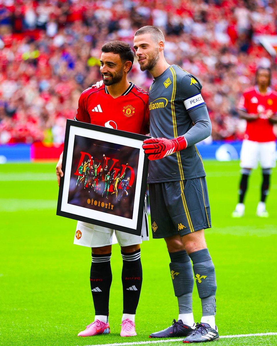 brfootball's tweet photo. David de Gea is back at Old Trafford 🤗 https://t.co/3ou6W0eCev