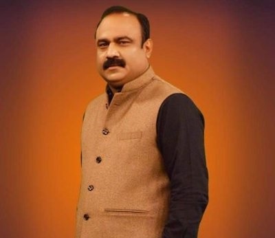 "कैमरे के लेंस से मेरे दिल तक।"

प्रिय राजीव रंजन, <a href="/rajeevranjanMKH/">rajeevranjan@maholkyahai</a>

आपसे मेरी पहचान किसी मुलाक़ात की नहीं, बल्कि आपके शब्दों की है। जैसे कोई गली के मोड़ से आती हवा चेहरे को छूकर गुजर जाए, और आदमी बिना देखे भी जान ले कि यह हवा किसी पेड़ की छाँव से होकर आई है –वैसे ही आपके सवाल,