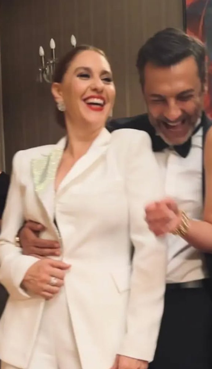 Akımda yer almazsa olmayacak bir fotoğraf… sevdiğimiz Evrim Alasya &amp; Barış Kılıç set fotoğraflarından biri 😍