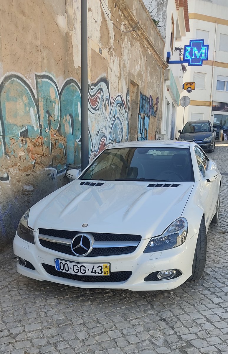 #Mercedes SL 🇩🇪
En blanc bien sûr....