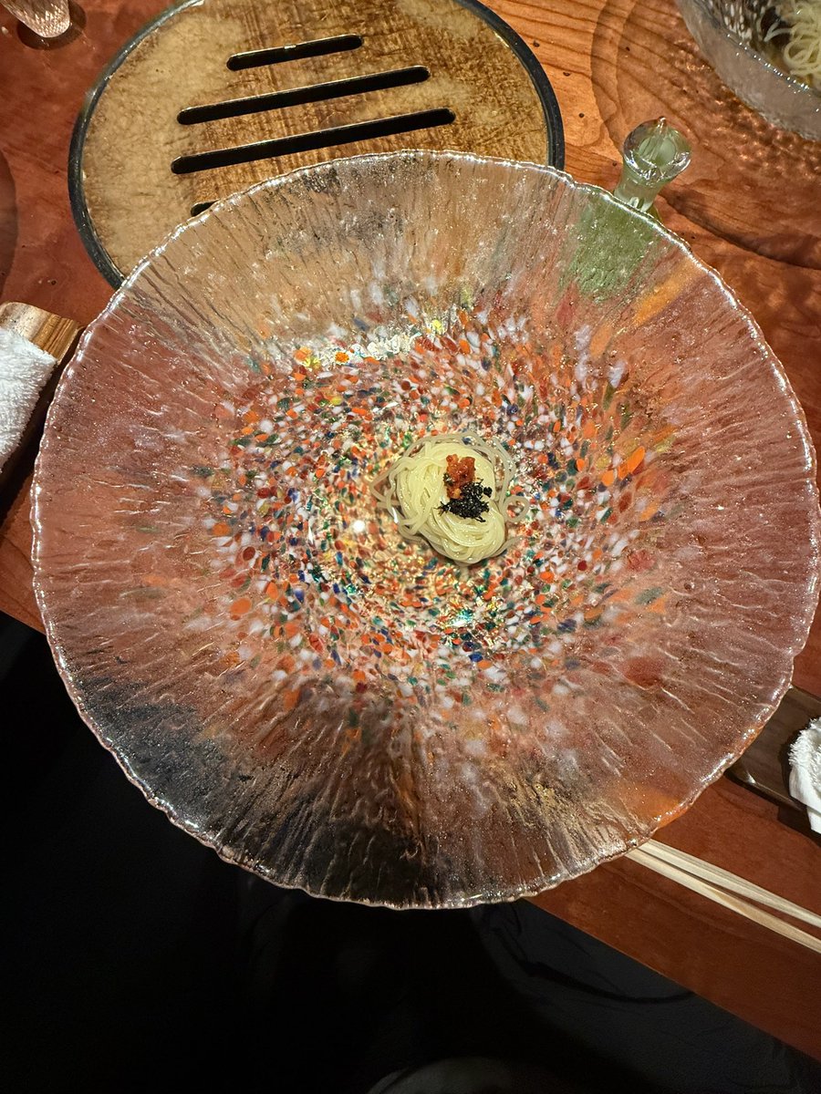 今日はちゃんいぶ先生、りぶ様、佐香と器がデカすぎるし、量が少なすぎる冷麺を食べてきました