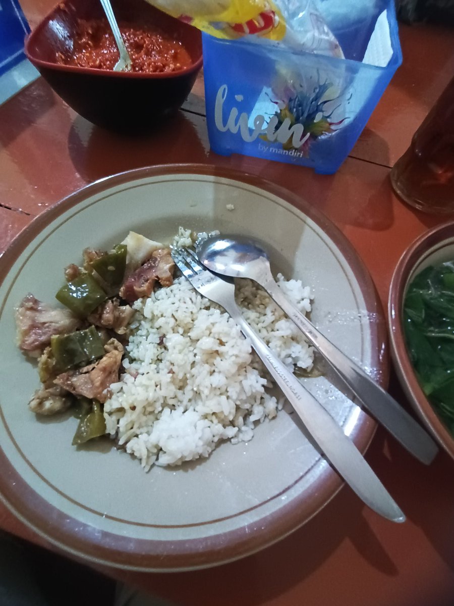 jacintha_box's tweet photo. Gess, kalau ke Sop Snerek Bu Atmo, coba nasi koyornya deh mantep!
Ini malah aku pairing sama bening bayam oyong karena dah bertaun taun ga makan oyong. Endol!
#SopSnerekBuAtmo
#KulinerMagelang
#LifeInMagelang https://t.co/6tpBo8fRAq