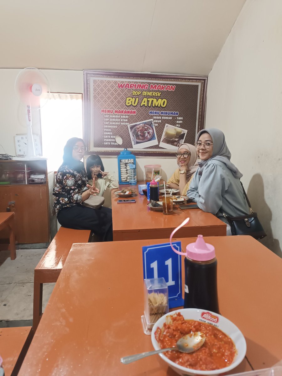 jacintha_box's tweet photo. Gess, kalau ke Sop Snerek Bu Atmo, coba nasi koyornya deh mantep!
Ini malah aku pairing sama bening bayam oyong karena dah bertaun taun ga makan oyong. Endol!
#SopSnerekBuAtmo
#KulinerMagelang
#LifeInMagelang https://t.co/6tpBo8fRAq