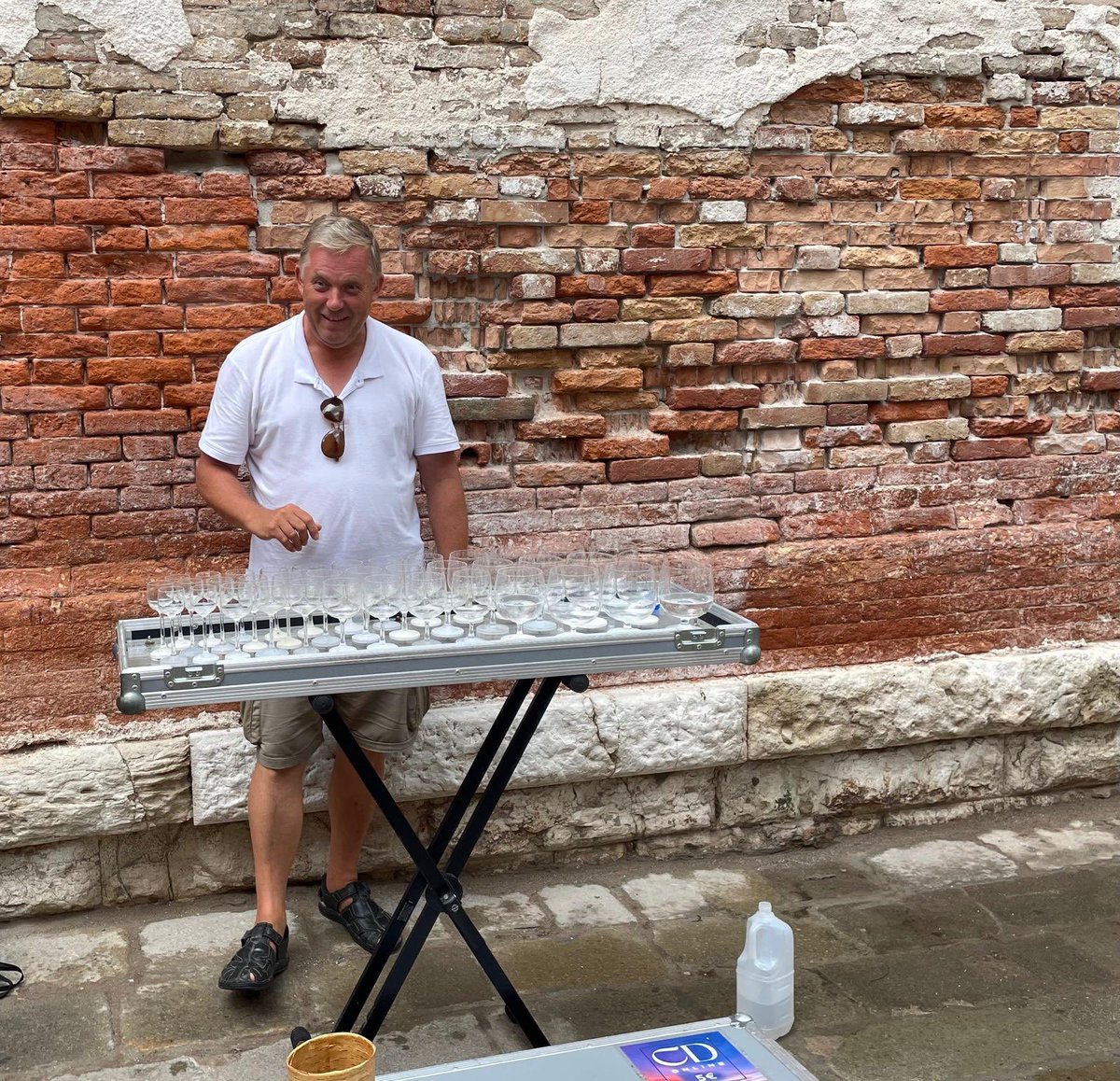 j_pawan23's tweet photo. @historyrock_ What a pleasant surprise!!! Here is him playing in the streets of Venice the other day ~25/7/2025 🍷🎸 https://t.co/5Prvcgf8T1
