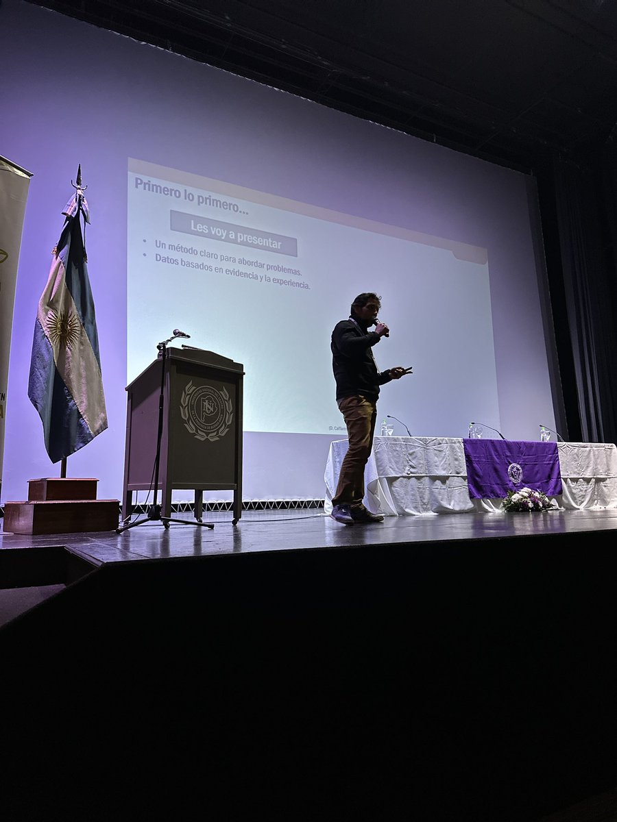 DarioColombatto's tweet photo. El gran @DarioCaffa dando una magistral cátedra sobre la prevención de la diarrea neonatal en las II Jornadas de Actualización en Sanidad Bovina. Fac Cs Vet de Tandil, ayer. Orgullo tener a maestros así en la ciencia sudamericana https://t.co/p2okIjJamA