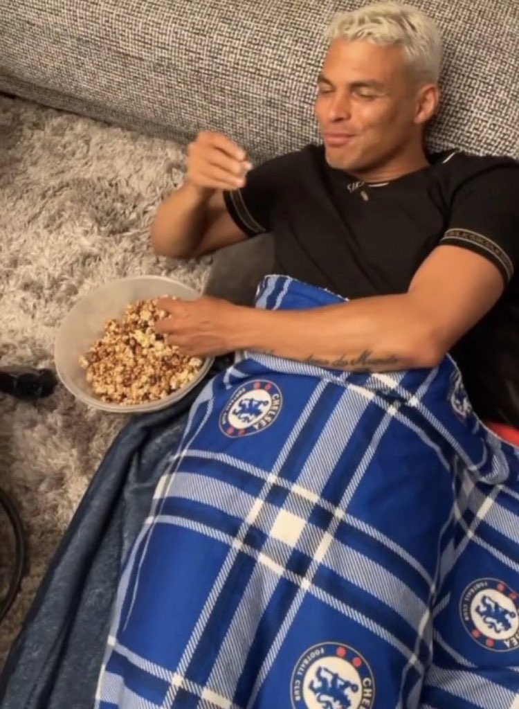 Manchester united presented 
Cuhna 
Sesko
Mbeumo

Just 8mins later fiorentina Doing the big team thing wow 😂😭😭😭