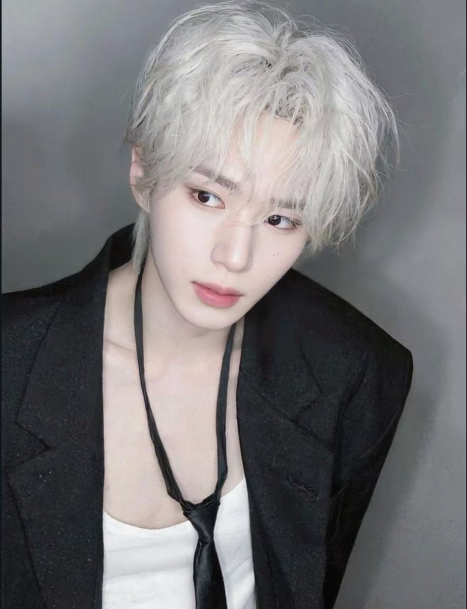 어떤 중국팬분이 합성하신사진…미쳐다..준서야 너 금발 백발 할생각없니?🥹 이렇게 봐도 존나 잘생겼는데?!
(사진는 합성 입니당 ‼️실제 사진 아니에요‼️)