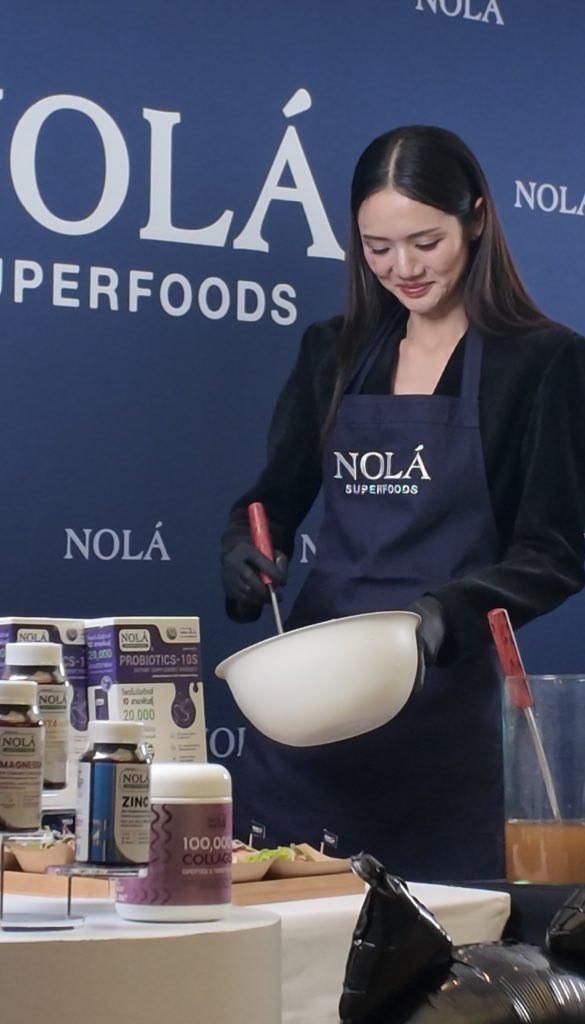 lmlookmheeland's tweet image. 👩‍🍳 ก่อนอื่นเลยต้องขอขอบคุณทางแบรนด์ NOLÁ Superfoods ด้วยนะคะ ที่ได้จัดกิจกรรมเอ็กซ์คลูซีฟขึ้นมาให้ลูกหมี และเบสตี้
ได้ร่วมทำกิจกรรมด้วยกันอย่างใกล้ชิด บรรยากาศน่ารักมากก ยำแซลม่อนก็แซ่บเลยหละเพราะเชฟพี่หมีมาเอง 🍣🥣✨

#NOLAxLookmhee 
#LMlookmhee 
#NOLASuperfan
#NOLASUPERFOODS