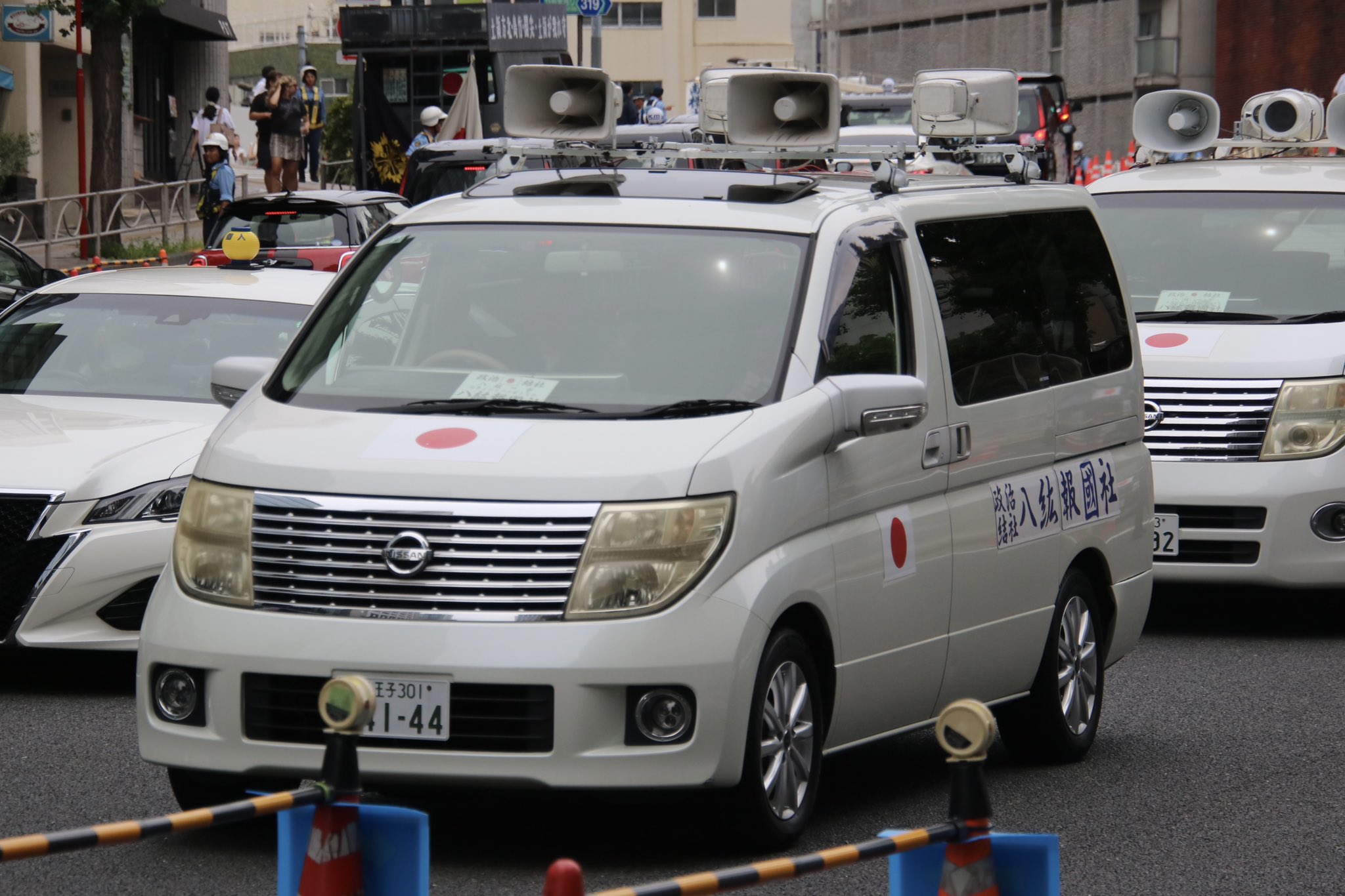 右翼街宣車エルグランド② 右翼街宣車エルグランド② - メルカリ