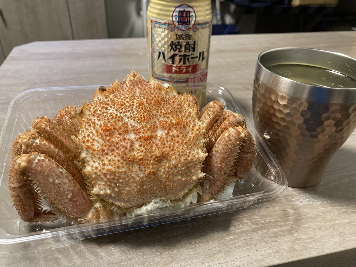 出張先でホテル近くのスーパーで見つけてしまった格安の毛蟹でハイボールキメます🦀