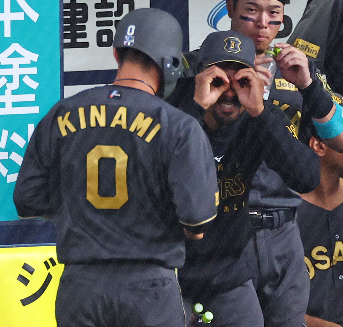 Sponichi_Tphoto's tweet photo. 押し出し四球を選んだ #木浪聖也 選手を出迎える #ジョン・デュプランティエ 投手 https://t.co/ELK6BqY2zi