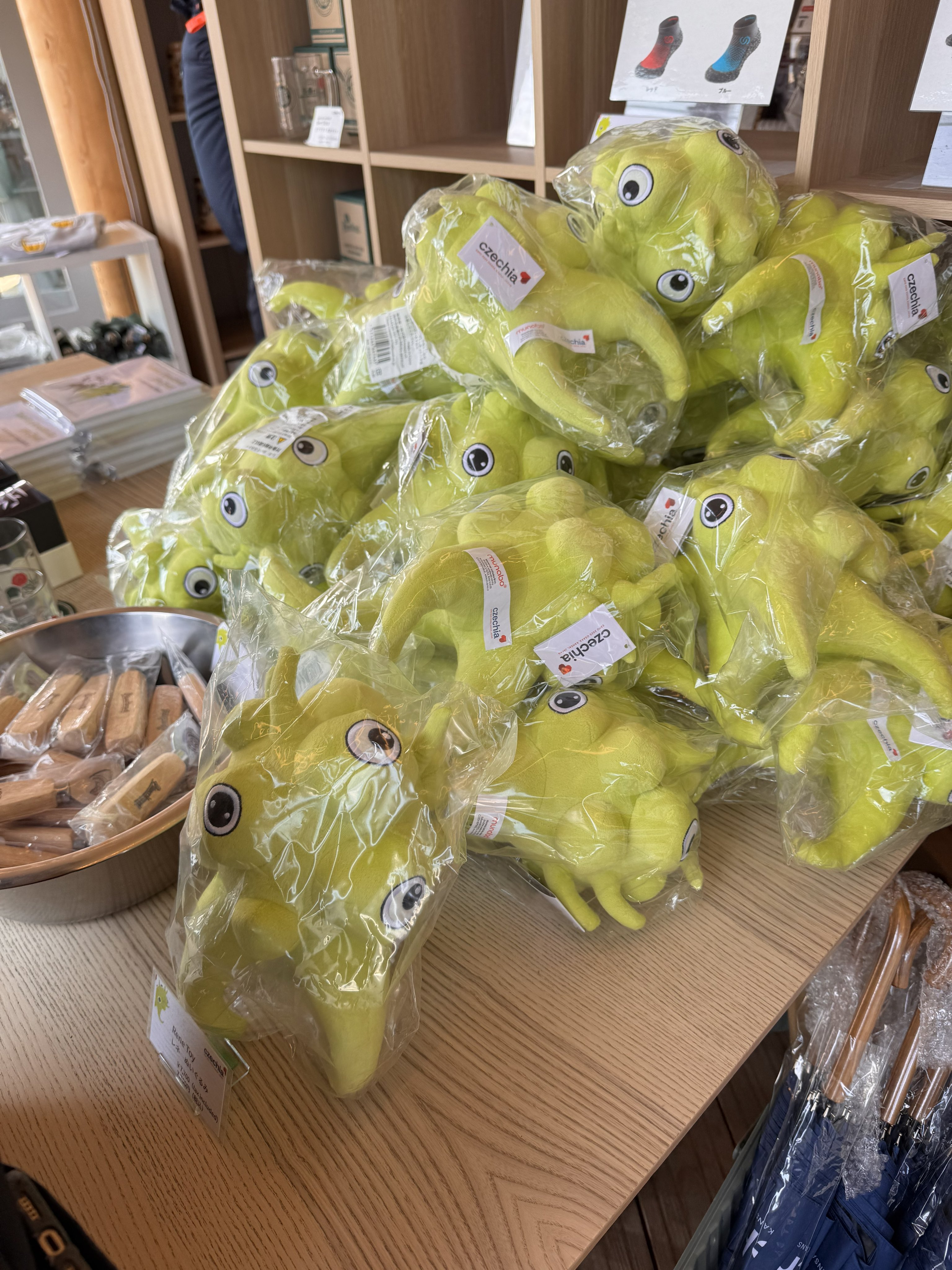 【希少】新品 大阪 万博限定 チェコ館 レネ René　ぬいぐるみ ピンバッジ 希少】新品 大阪 万博限定 チェコ館 レネ Ren ぬいぐるみ