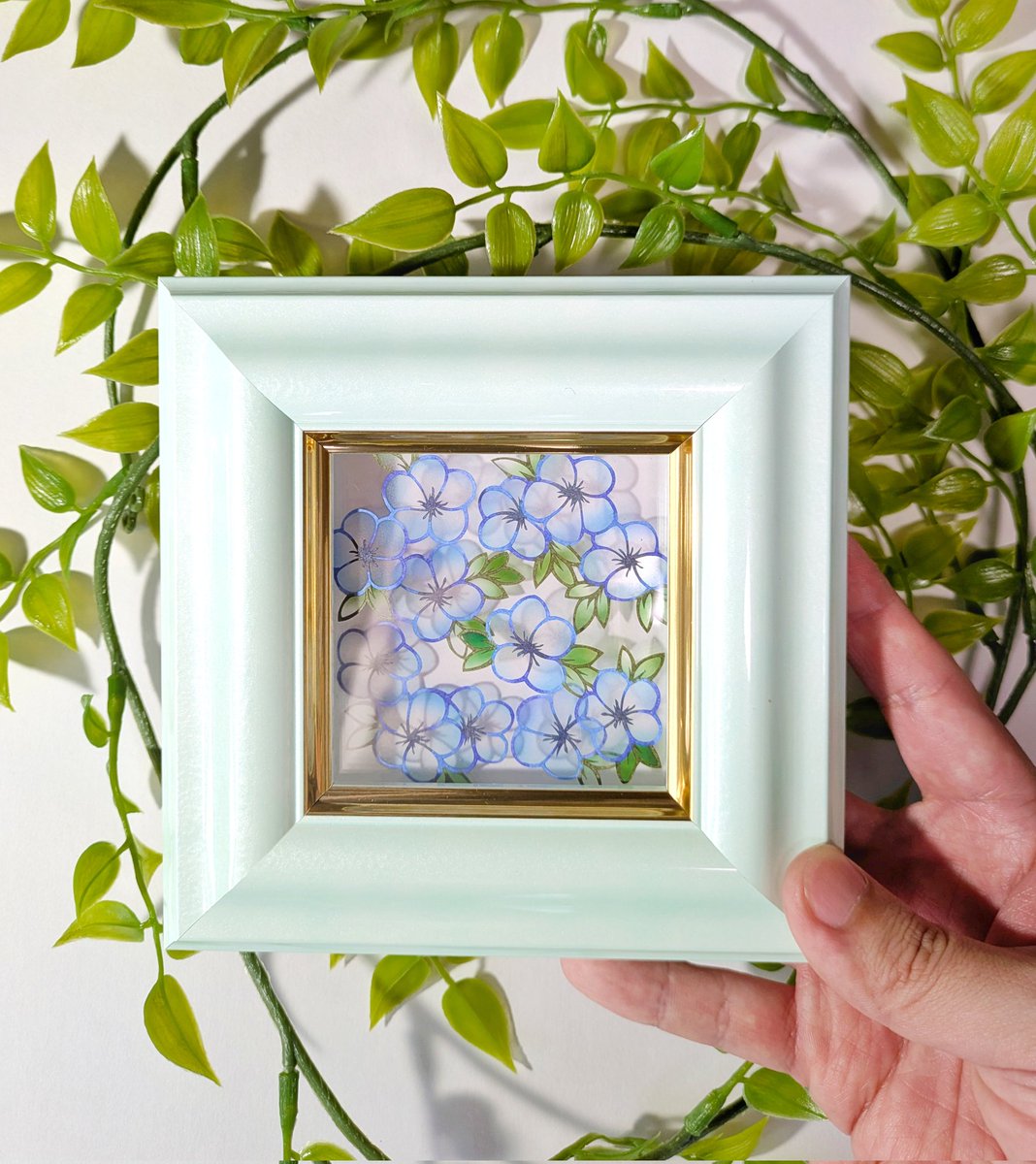 5年ぶりに展示します👏

今回、東京の一色商店さん（ <a href="/isshikishoten/">一色商店</a> ）のグループ展に出展させて頂きます

作品はコチラの写真含め6点程とグッズを少し出させて頂きます

【#新自在展肆】
会場：一色商店 (東京・入谷)

日時詳細等はリプ欄にて↓