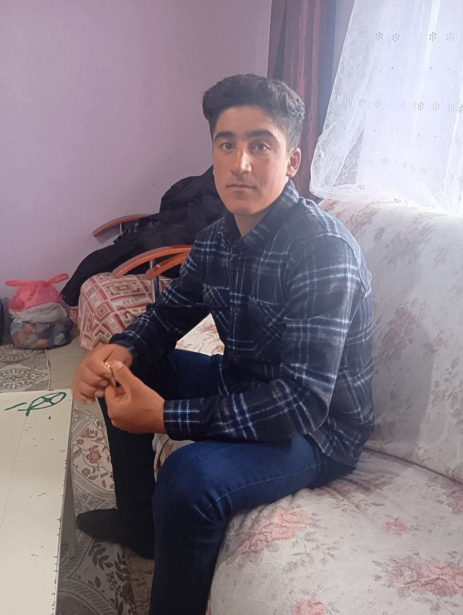 Mehmet Yol’dan Haber Alınamıyor!

Kağızmanlı Aile Iğdır'da Kayıp Olan 17 Yaşındaki Mehmet Yol’u Arıyor.

Görenlerin insaniyet namına 112'yi aramaları rica olunur. 

#kars #SONDAKİKA