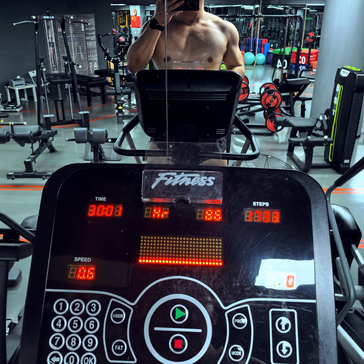 xue_jc's tweet photo. The weekend time flies by while I am swimming and lifting weights!#swimming https://t.co/KVtdG5QsEW