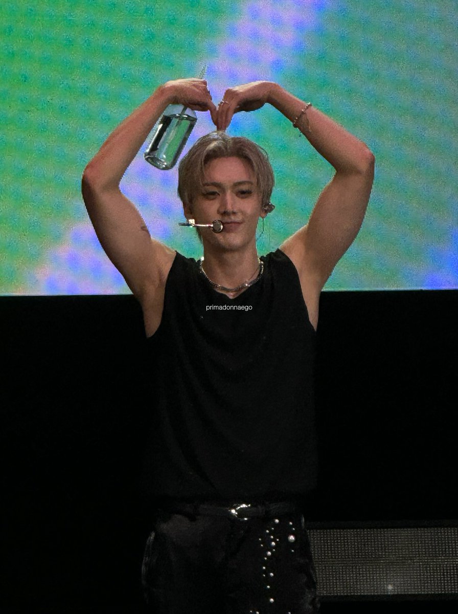 declarw's tweet image. Serius work out biar kuat ngasi love sign begini