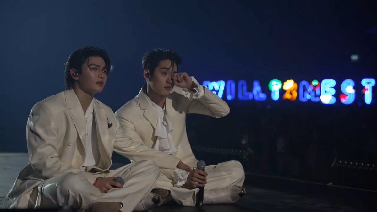 lonasoney's tweet photo. Hug and Stay together for a long time !! 😭😭💗🎸🦈@Williamjkp1 @EstRvp 

WILLIAMEST 1ST MOMENT
#WilliamEstFanconD1 https://t.co/DMzH36znrP