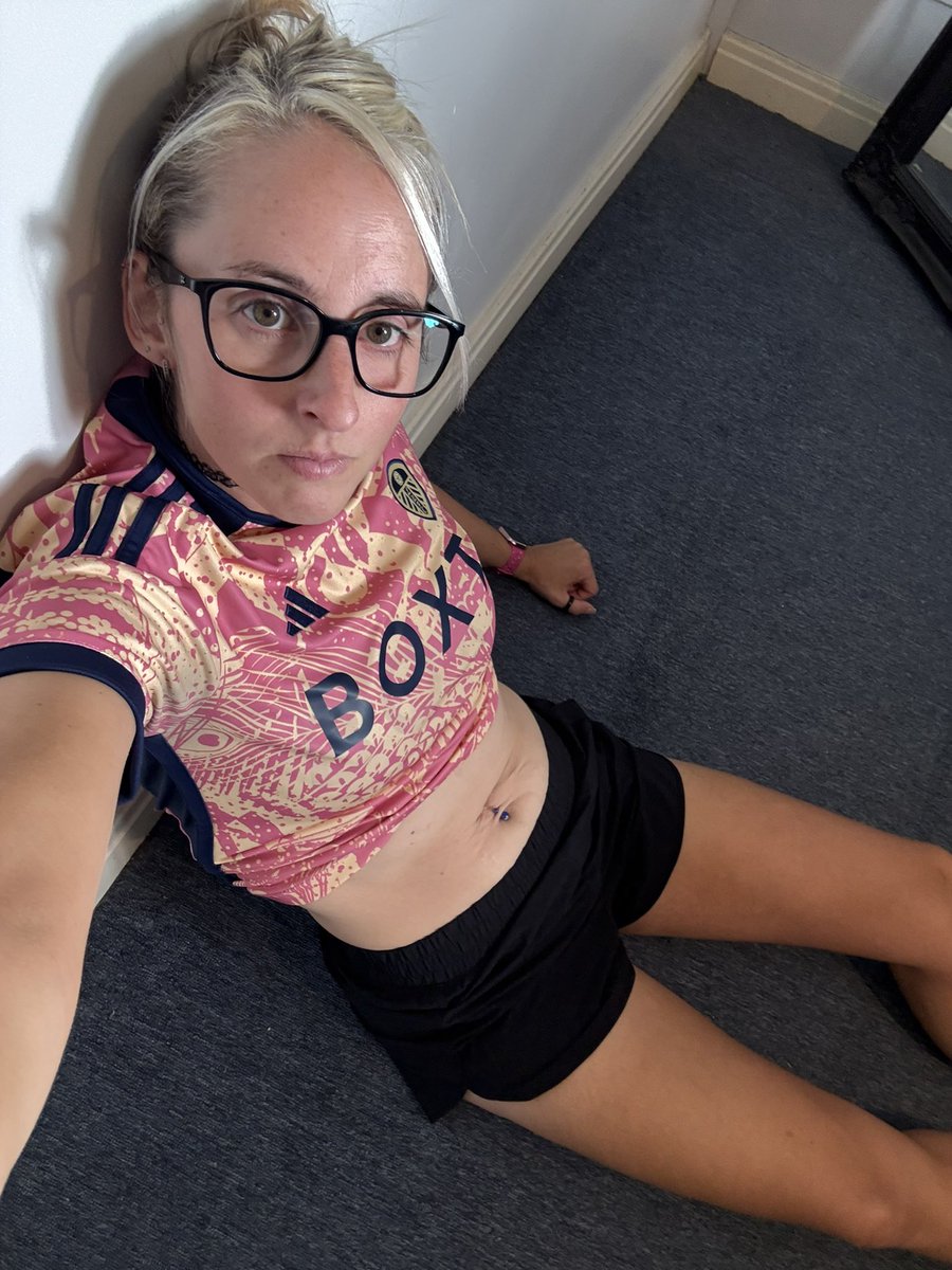 StephMoss24's tweet image. Well bit of a rubbish mental health week for me with not much sleep at all. Lots on my mind. Look rough from crying 😢 Just need to remember we are stronger than we think 💪🏽. Hopefully a good game today 🤍💙💛 #LUFC #ALAW #MOT #nomakeup #mentalhealth #nofilter #redbull #friendly