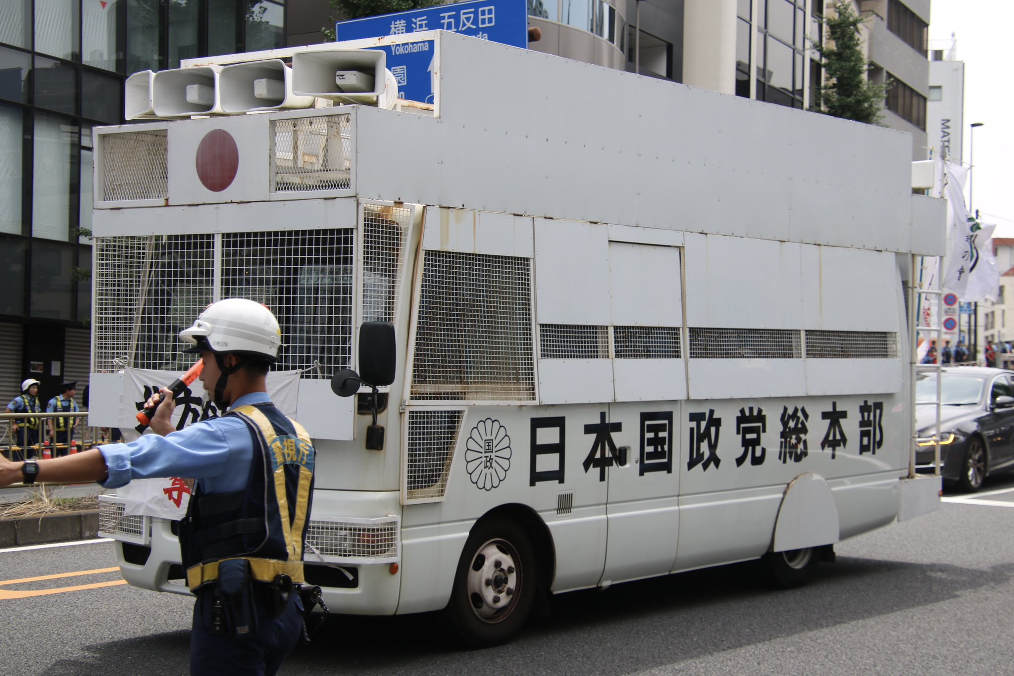右翼街宣車エスティマ 右翼街宣車エスティマ