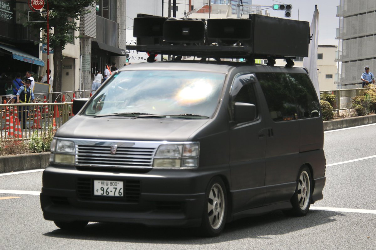 右翼街宣車エスティマ 右翼街宣車エスティマ