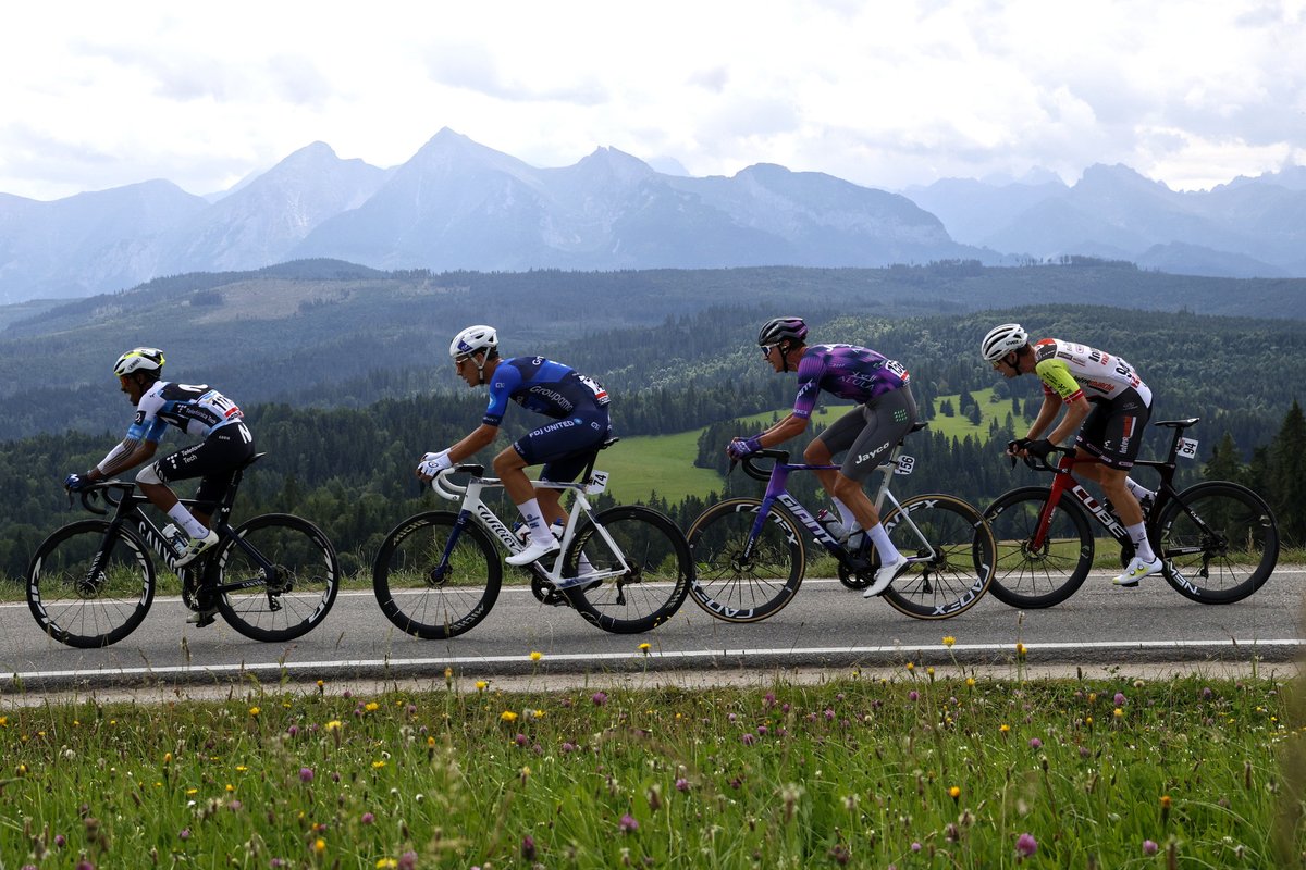 🇵🇱 #TourDePologne

After a big 🥊 for the breakaway, six riders are in the lead.

Our peloton is riding attentively at the front of the peloton.