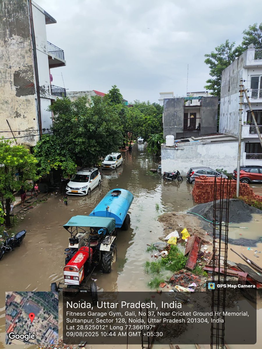 Officialchandel's tweet photo. @noida_authority @CeoNoida @EnvAgency पिछले 5-6 महीने से लगातार शिकायत करने के बावजूद भी आज तक जल भराब का और पानी की निकासी का कोई समाधान नहीं किया @noida_authority @dmgbnagar @CeoNoida https://t.co/3tiPT6nxLy