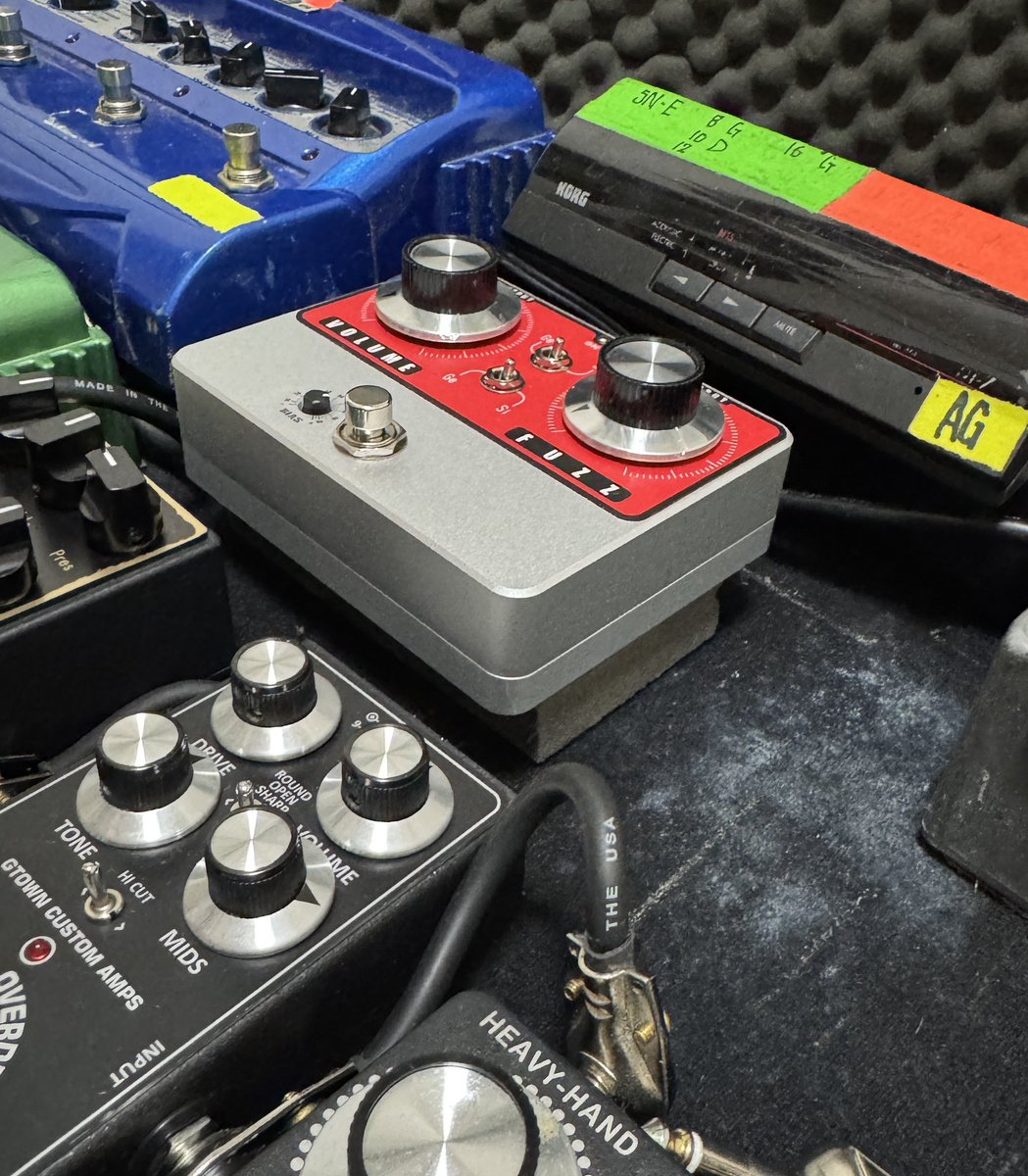 stillduckin's tweet photo. 導入���KingTone Vintage Fuzz❣️。
自分が使う前に現場で試してもらう…。。。
🤭🤭🤭
#kingtone #toneblue #fuzz #effector https://t.co/aGd8AEiP7m