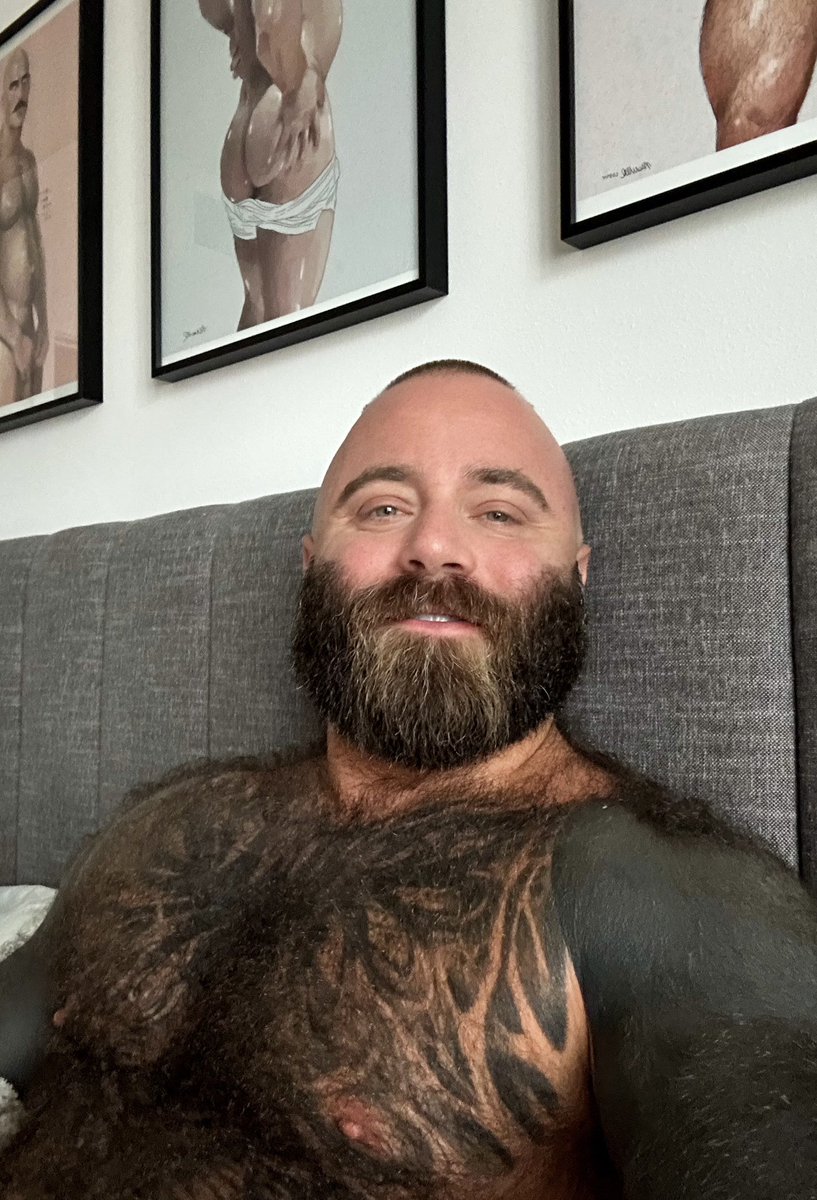 Happy weekend, sluts 😈💦 I’m dripping and waiting for you… come see how bad I can make you want it 😏 Sign up now —linktr.ee/babybearmuscles