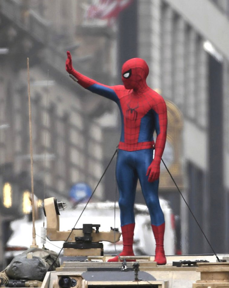 Novas imagens das gravações de "Homem-Aranha: Um Novo Dia", ontem, em Glasgow. 🕷️

ℹ️ Cenas feitas por um dublê do Tom Holland.