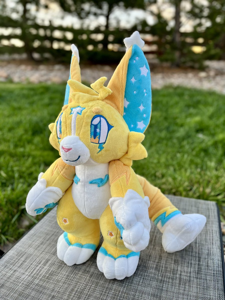 Here is another plush I made this summer! I absolutely love the bright colors and details 🤩 so happy to have made this design come to life! 
Commission for <a href="/werecatzz/">lynx ⚡</a> !
Base pattern by <a href="/teacuplion/">TeacupLion</a>