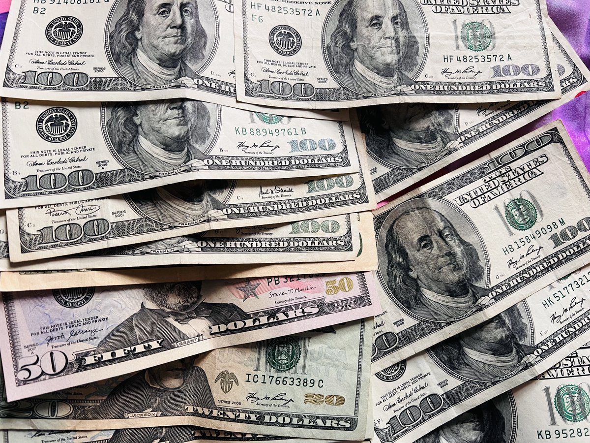 Жуулчдаас авсан хэдэн ам долларыг минь Найман шаргын нөхөд бага үнээр авна гэнэ. Яагаад бэ гэтэл Монголбанк авдаггүй юм гэнэ.