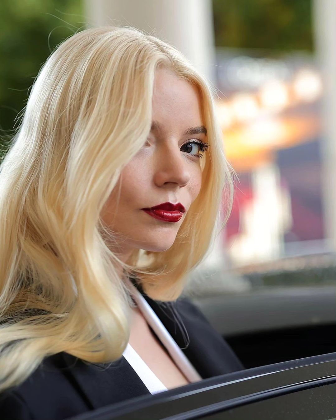 アニャ・テイラー=ジョイ直筆サイン入り超大型写真…Anya Taylor アニャ・テイラー=ジョイ直筆サイン入り超大型写真… - メルカリ