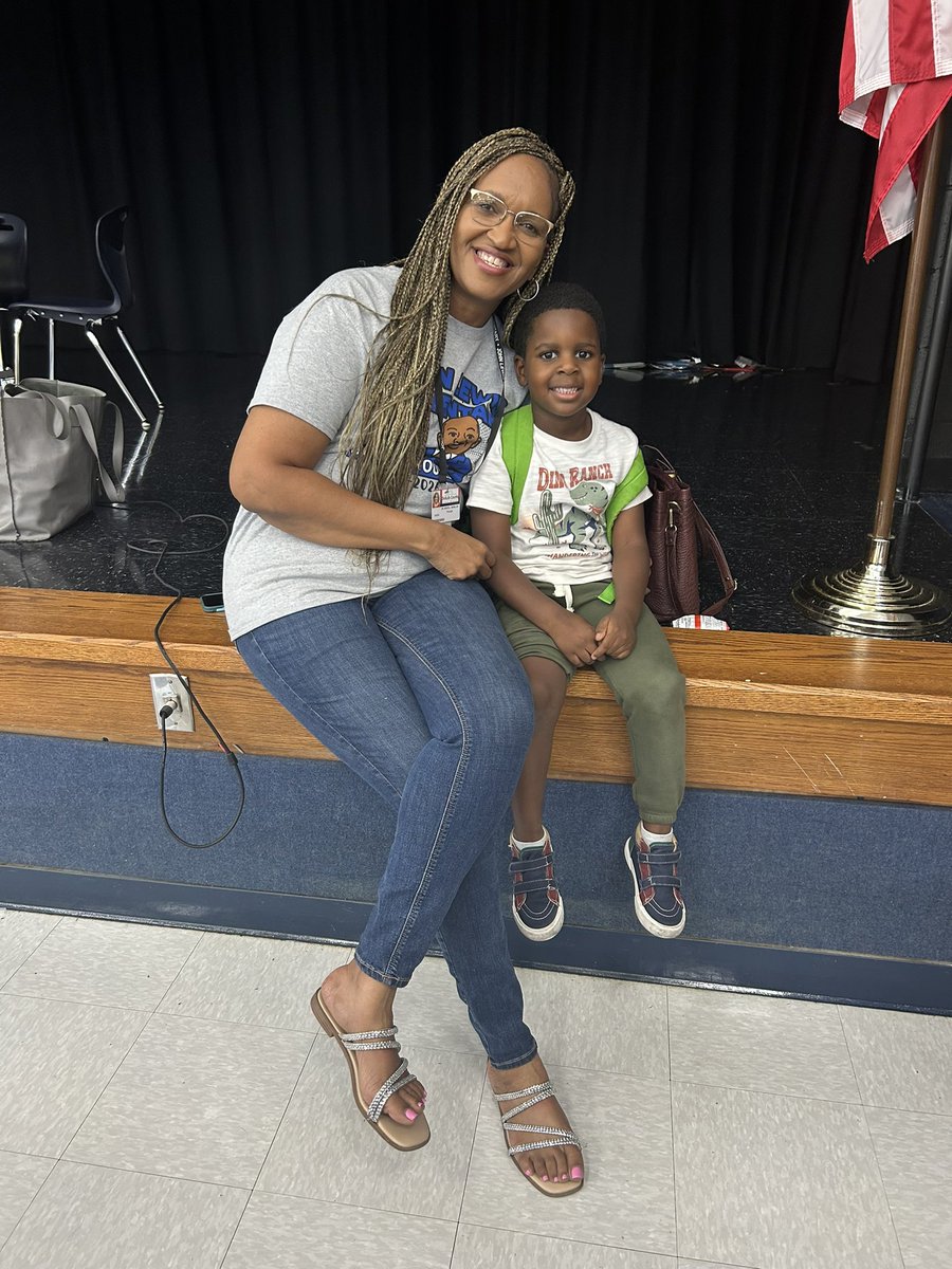 JohnLewisES's tweet image. Plenty of smiles filled the air during after-school dismissal! We’re thrilled to wrap up a successful first week of school and look forward to all the amazing moments ahead. 📚🎉 #FirstWeekSuccess #SchoolSpirit #SmilesAllAround @DCSDRegion1 @COSDeKalbCounty @DeKalbSchools