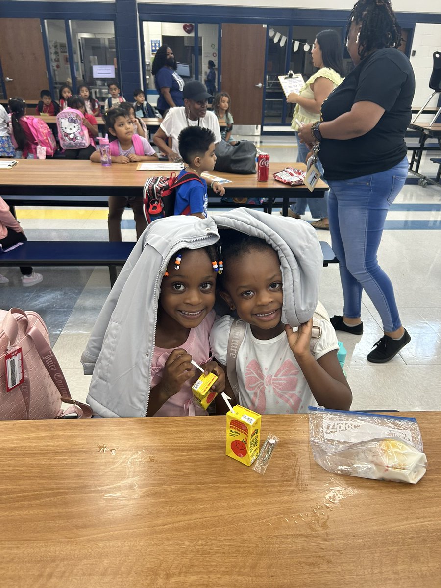 JohnLewisES's tweet image. Plenty of smiles filled the air during after-school dismissal! We’re thrilled to wrap up a successful first week of school and look forward to all the amazing moments ahead. 📚🎉 #FirstWeekSuccess #SchoolSpirit #SmilesAllAround @DCSDRegion1 @COSDeKalbCounty @DeKalbSchools