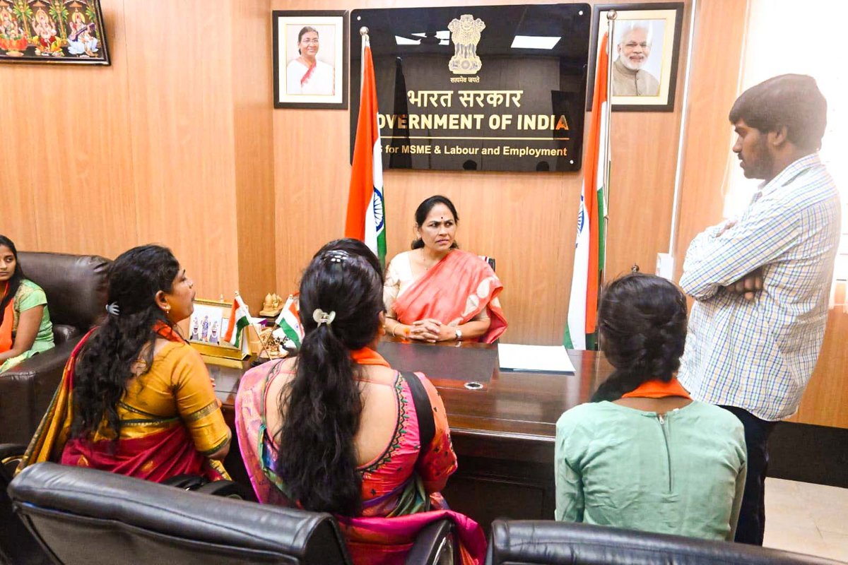 ShobhaBJP's tweet photo. ಬೆಂಗಳೂರಿನ ಮಲ್ಲೇಶ್ವರಂನಲ್ಲಿರುವ ನಮ್ಮ ಸಂಸದರ ಕಛೇರಿಯಲ್ಲಿಂದು ಕ್ಷೇತ್ರದ ನಾಗರಿಕರ ಅಹವಾಲು ಆಲಿಸಿ, ಅವರ ಕುಂದು-ಕೊರತೆಗಳಿಗೆ ಸ್ಪಂದಿಸಲಾಯಿತು.
Met with my constituents at our MP office in Malleshwaram and addressed their grievances and concerns.
#SKInConstituency https://t.co/iJvgDPnrHj