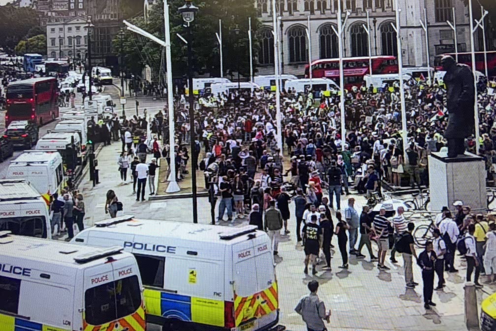 metpoliceuk's tweet image. Arrest update: We’ve now made more than 50 arrests in Parliament Square and our interventions continue.
We have significant resources deployed to this operation. It will take time but we will arrest anyone expressing support for Palestine Action.