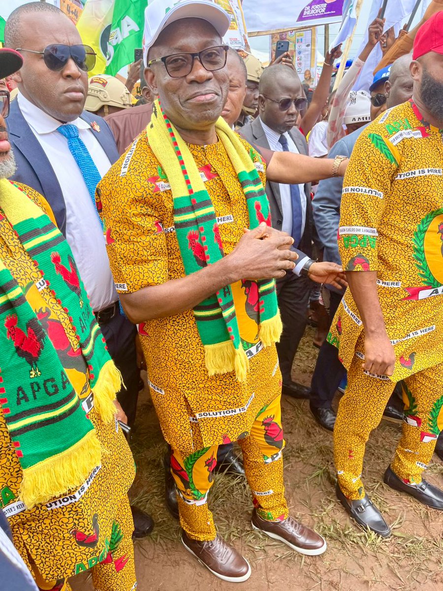 Gefasoludo's tweet image. Umunze was alive as always today as APGA takes Gov. @CCSoludo campaign train to another level, powered 🚀 by #GEFASMOBILEHUB 
#SoludoSolution #VoteSoludoIbezim2025 #LetTheSolutionContinue