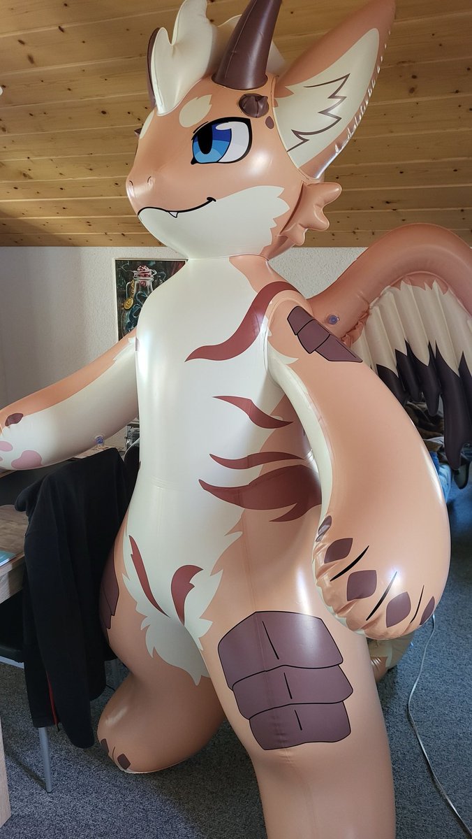 DragonCuddle677's tweet photo. Dies my living room guard have enough air? 😄 #inflatable #inflatabledragon #squeaky #inflatableanimal #SqueakySaturday https://t.co/XVerTMIM1Y