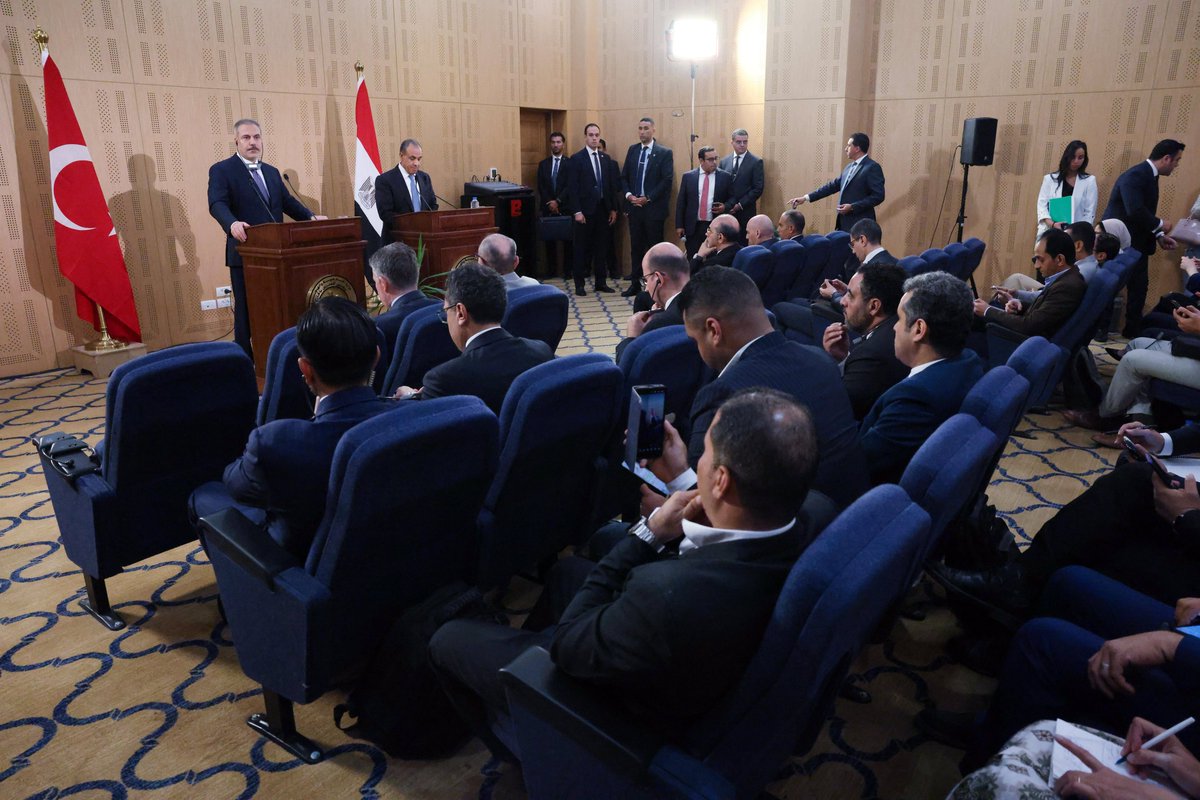 خلال زيارته لمصر، التقى وزير الخارجية <a href="/HakanFidan/">Hakan Fidan</a> مع بدر عبد العاطي، وزير الخارجية والهجرة وشئون المصريين بالخارج في جمهورية مصر العربية. 🇪🇬🇹🇷