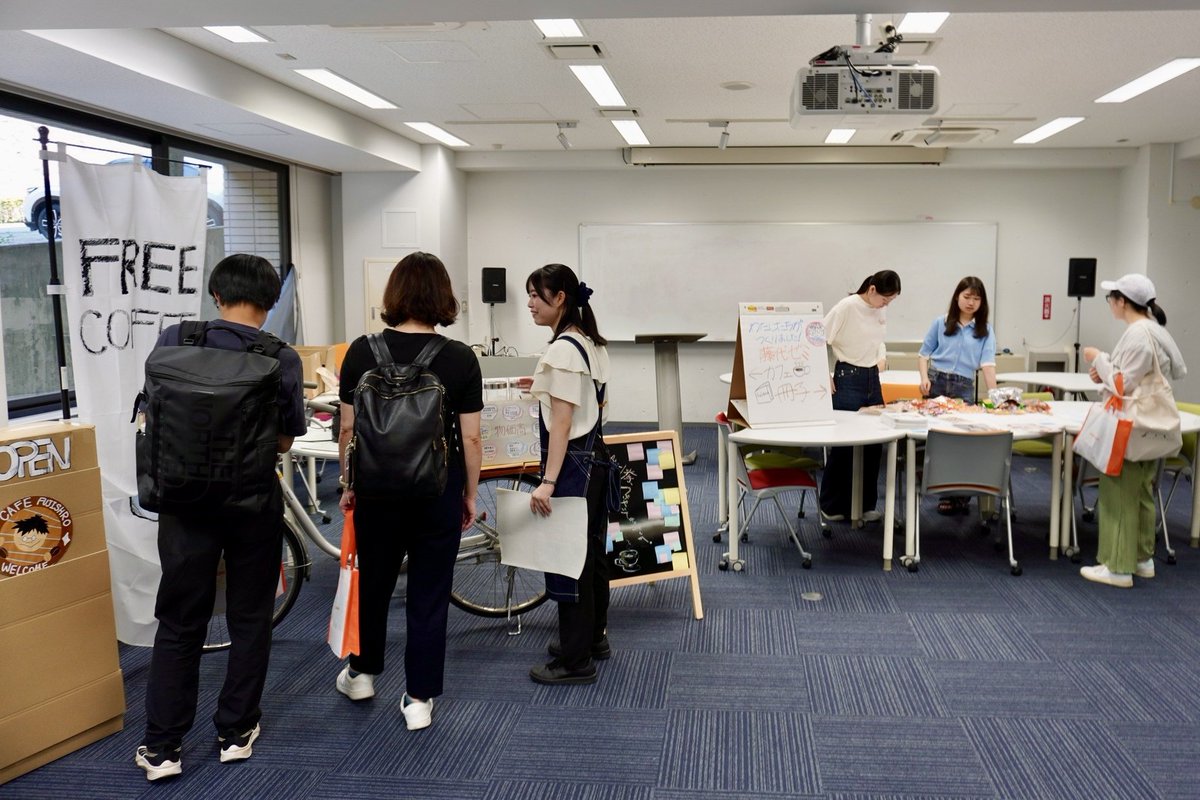 明日（8月10日）法政大学多摩キャンパスのオープンキャンパスで、藤代ゼミの紹介を行います。場所は社会学部棟の1階多目的室です。「選挙カフェ」の展示、これまで制作した冊子などを並べ、活動についてゼミ生（大学生）が高校生の皆さんに説明します。予約不要ですので、気軽にお立ち寄り下さい。